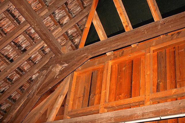 Unterm Dach des alten Hauses machen es sich die Fledermäuse besonders gern gemütlich.
