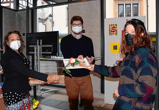 Von links: Corinna Bruggaier, Johannes Waldschütz und Selina Sauter, die ihre Urkunde erhält.