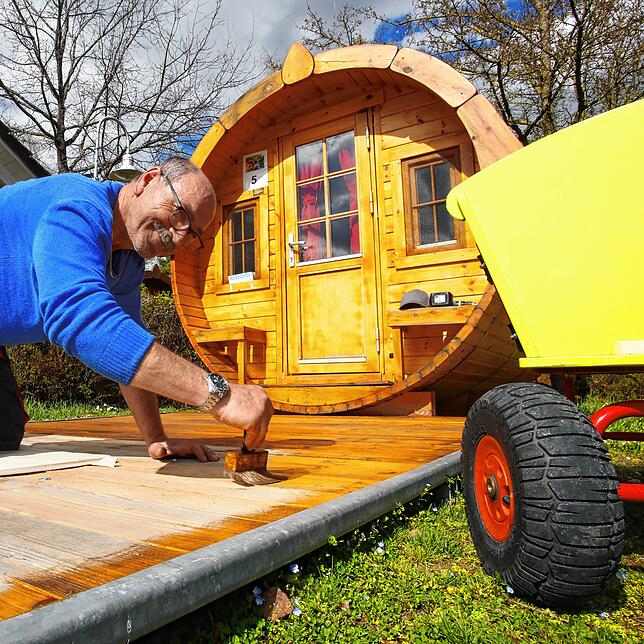 Rege Betriebsamkeit auf dem Campingplatz Klausenhorn in Dingelsdorf. Francesco Palminteri ertüchtigt einen Vorplatz der Schlaffässer.