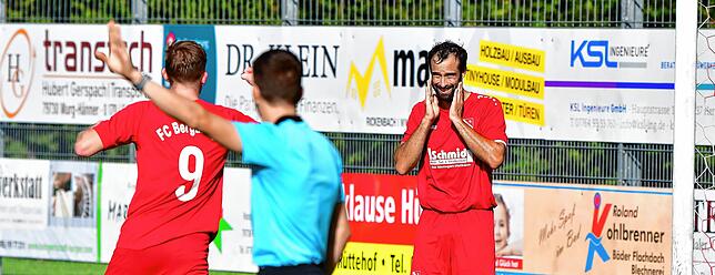 Seltenheit: Tobias Albiez (rechts) scheint es kaum zu fassen, dass er mal wieder ein Tor für den FC Bergalingen erzielt hat. Schiri ...