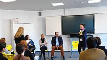 Das Bild zeigt, sitzend (von links) Konrektorin Sibylle Streibel, Rektorin Silke Keller, Bürgermeister Tobias Link sowie rechts Rita ...