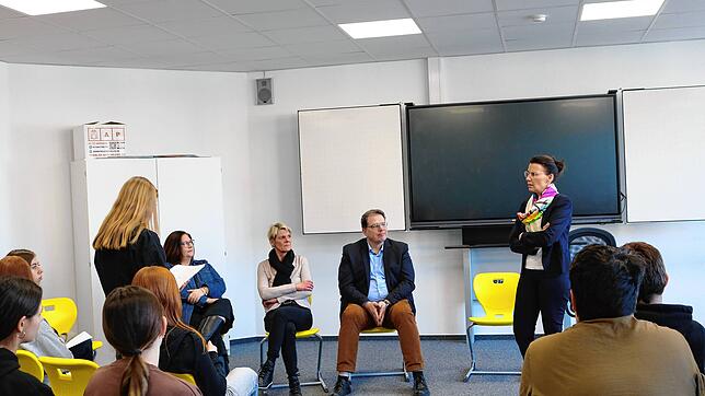 Das Bild zeigt, sitzend (von links) Konrektorin Sibylle Streibel, Rektorin Silke Keller, Bürgermeister Tobias Link sowie rechts Rita ...
