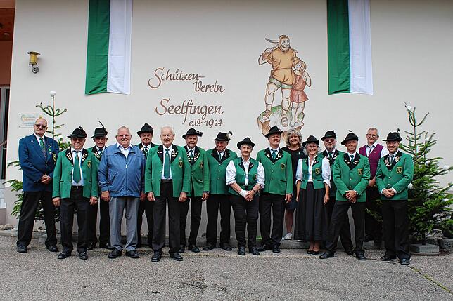 Klaus Bautz,Vize-Präsident des Südbadischen Sportschützenverbands, mit Ehrenmitgliedern und am Fest geehrten Mitgliedern des SV ...