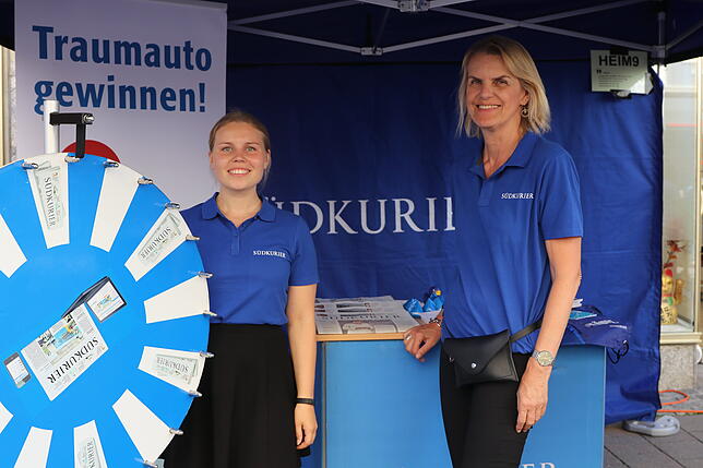 Am SÜDKURIER-Stand waren Maria Osswald und Martina Dörnhöffer die Glücksfeen.