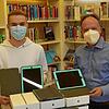 Adrian Weisser und Mario Mosbacher (von links) präsentieren die neuen Schüler-Tablets.