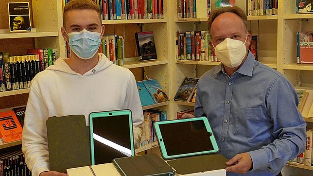 Adrian Weisser und Mario Mosbacher (von links) präsentieren die neuen Schüler-Tablets.