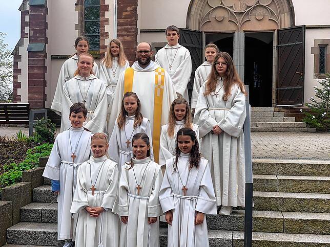 In Tannheim feierten folgende Kinder ihre Erstkommunion: Marlene Kaiser, Lara Kuppe, Serena Neininger, Marlon Raab, Mila Sostarko und ...