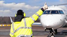 Thomas Störr zeigt dem Piloten an, dass alles für den Abflug bereit ist.