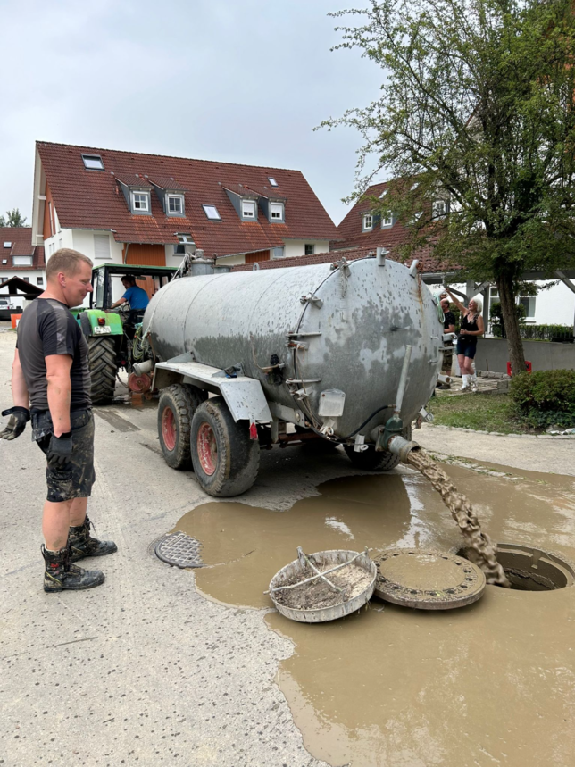 Thomas Bucher entsorgt den abgepumpten Schlamm in die Kanalisation.