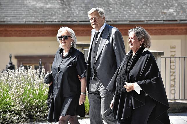Bild 19: Abschied von Heinrich Fürst zu Fürstenberg: Besucher auf dem Weg in die Donaueschinger Stadtkirche