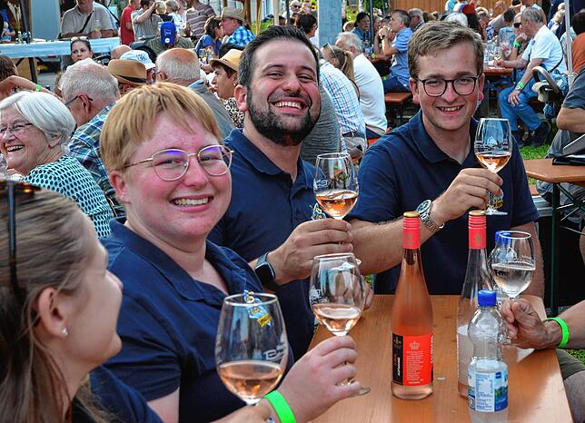 Bild 21: Beim Bermatinger Weinfest wird auch am Samstag gefeiert! Wir haben die besten Bilder – Teil 1