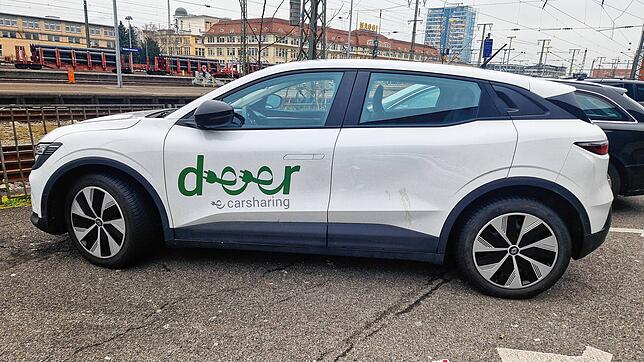 Ein Poolfahrzeug des Dienstleisters Deer, mit dem die Stadt Singen zusammenarbeitet, am Standort Bahnhof.