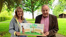 Für Ortsvorsteherin Anja Kretz und Gemeinderat Günter Hornstein ist die Ehrung von Martin Walser in dem nach ihm benannten Park in ...