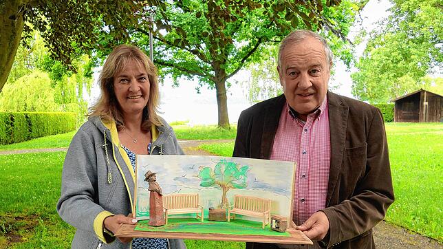 Für Ortsvorsteherin Anja Kretz und Gemeinderat Günter Hornstein ist die Ehrung von Martin Walser in dem nach ihm benannten Park in ...