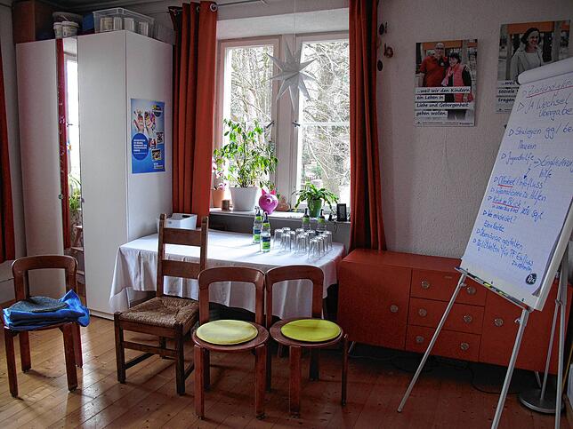 Der Verein hat nach eigener Aussage alle Räume renoviert – hier der Raum für Seminare für Pflegeeltern und zum Basteln für die ...