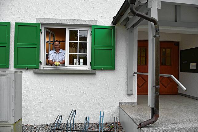 Das Büro von Bürgermeister Florian Zindeler hat direkt neben dem Rathauseingang ein Fenster. Wenn das Rathaus zu ist, klopft es immer ...