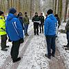 Gemeinderäte, Bürgermeister und Fachleute auf der zukünftigen Zufahrt zu den Windradstandorten im Leibertinger Forst. Auf 4,50 Meter ...
