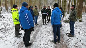 Gemeinderäte, Bürgermeister und Fachleute auf der zukünftigen Zufahrt zu den Windradstandorten im Leibertinger Forst. Auf 4,50 Meter ...