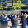 Versammelt vor dem Parkhaus der Zukunft: Stadtverwaltung und Teile des Gemeinderates besichtigen das Heidelberger Parkhaus „hip“. Sie ...