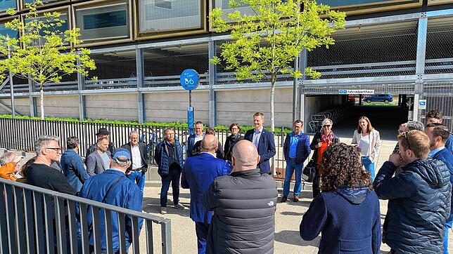 Versammelt vor dem Parkhaus der Zukunft: Stadtverwaltung und Teile des Gemeinderates besichtigen das Heidelberger Parkhaus „hip“. Sie ...