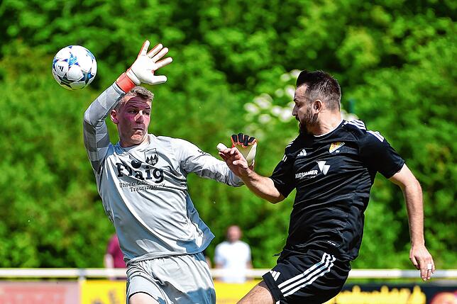 Führung: Bujar Halili (rechts) überlistete den Torhüter des FC Tiengen 08, Tobias Geiger, und traf in der 11. Minuten zum 1:0.