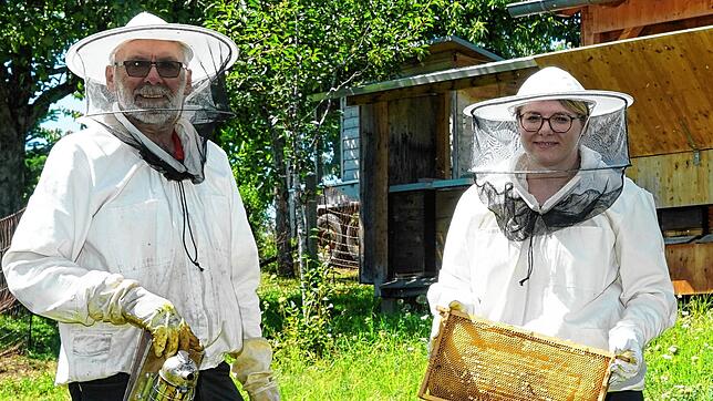 Herbert und Tamara Tröndle sind Hobby-Imker und teilen die Leidenschaft. Durch ihren Familien-Garten in Oberalpfen schwirren zu ...