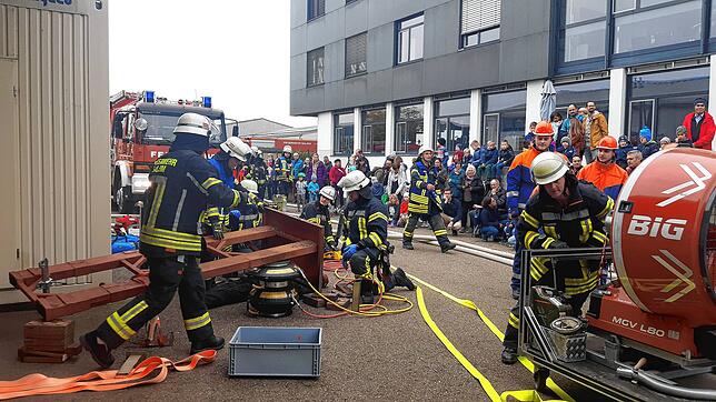 Bild 1: Feuer, Verletzte und Vermisste: Die besten Bilder von der Hauptübung der Salemer Feuerwehr