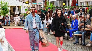 Haute Couture in der Kaiserstraße: Am Samstag gab es einen 20 Meter langen roten Teppich – einen Laufsteg mit Fashion-Walk der ...