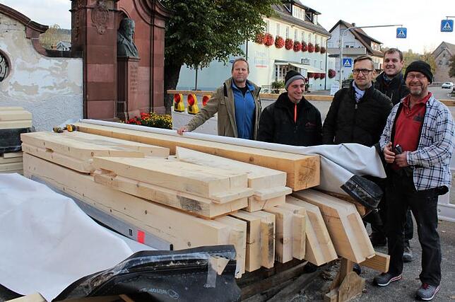 Neue Holzbalken müssen im Westteil des Mühlentores eingebaut werden. Hinten Alexander Misok (links) vom Stadtbauamt und Architekt Lukas ...
