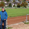 Marco Hörenz, Vorsitzender des TuS Blumberg, steht im Werner-Gerber-Sportzentrum, wo großer Sanierungsbedarf besteht. Bild: Bernhard Lutz