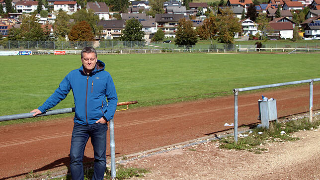 Marco Hörenz, Vorsitzender des TuS Blumberg, steht im Werner-Gerber-Sportzentrum, wo großer Sanierungsbedarf besteht. Bild: Bernhard Lutz