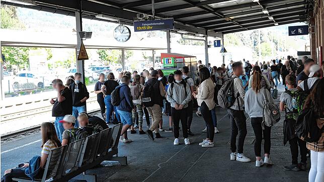 Bahnhof Bad Säckingen, Bahnsteig 1, am 22. September um 13.15 Uhr: In drei Minuten fährt die Regionalbahn nach Lauchringen ein. Auf dem ...