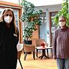 Nina Bosnic (links) und Antje Herrmann arbeiten als Pflegerinnen im Parkstift Rosenau. Die Corona-Pandemie hat ihren Arbeitsalltag zu ...
