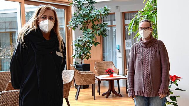 Nina Bosnic (links) und Antje Herrmann arbeiten als Pflegerinnen im Parkstift Rosenau. Die Corona-Pandemie hat ihren Arbeitsalltag zu ...
