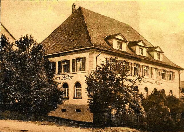 Das Gasthaus Adler an der Hauptstraße neben dem Pfarrhaus, das bis 1924 einst die Gaststätte und Brauerei der Familie Efferenn ...