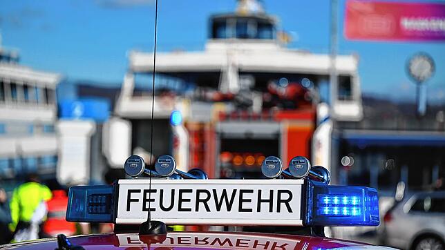 Einsatz von Feuerwehr und Deutschen Roten Kreuz am Fährhafen Konstanz-Staad nach einem Feueralarm auf dem Fährschiff &bdquo;Konstanz&ldquo;.