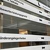 Wegweiser helfen Besuchern, sich im Landratsamt in Villingen zu orientieren. Unter anderem leitet sie ein Schild zu den richtigen ...