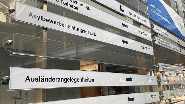 Wegweiser helfen Besuchern, sich im Landratsamt in Villingen zu orientieren. Unter anderem leitet sie ein Schild zu den richtigen ...
