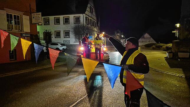 Zur Dämmerung trafen sich am Freitag, 10. Januar, die Stockacher Narrenvereine, um die bunten Narrenbändel in der Innenstadt aufzuhängen.