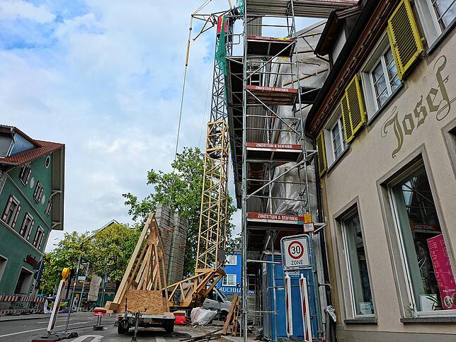 Er benötige den großen Kran für den Transport schwerer Lasten, wie dieser Holzkonstruktion auf dem Foto, sagt der Bauherr. Mehrfach war ...