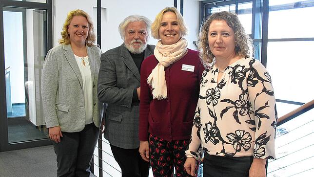 Elke Redling (BW-Bank), Peter Bensberg (rechtlicher Betreuer), Christine Baumgärtner und Inna Sterk (Diakonische Dienste, von links) ...