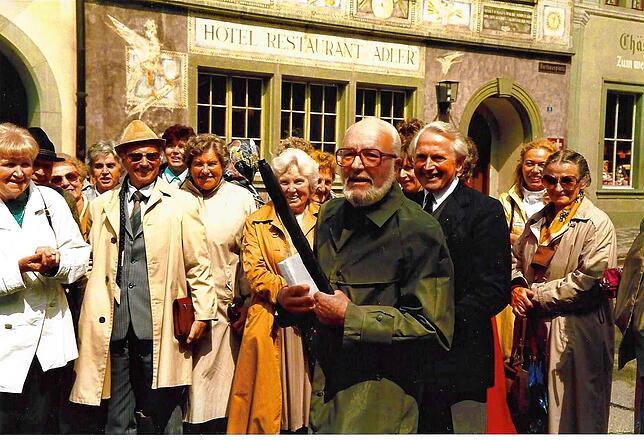 Josef Eisenlohr (vorne) führt 1986 Vereinsmitglieder durch Stein am Rhein.