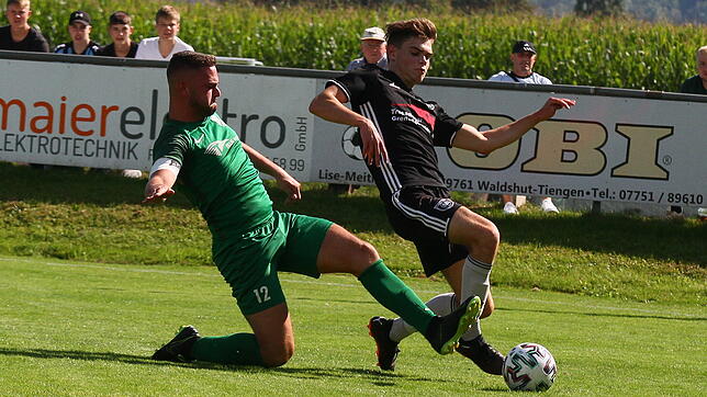 Brisantes Derby: Sven Baumgärtner (rechts auf unserem Archivbild gegen Manuel Roder vom SV Rheintal) ist mit dem SV Stühlingen am ...