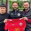 Zwei Neue: Trainer Ismail Palit (Mitte) vom FC Wallbach mit den Neuzugängen Azim Kerim Aslan (links) und Ömer Tiryaki.