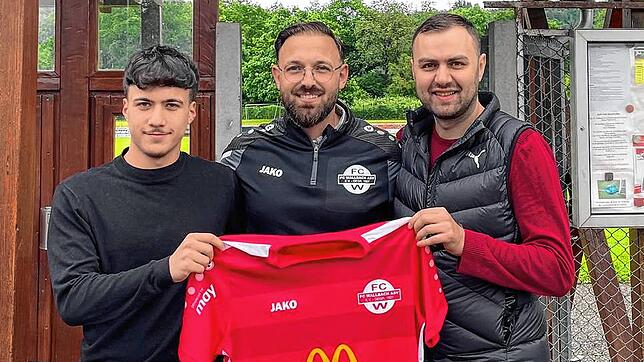 Zwei Neue: Trainer Ismail Palit (Mitte) vom FC Wallbach mit den Neuzugängen Azim Kerim Aslan (links) und Ömer Tiryaki.