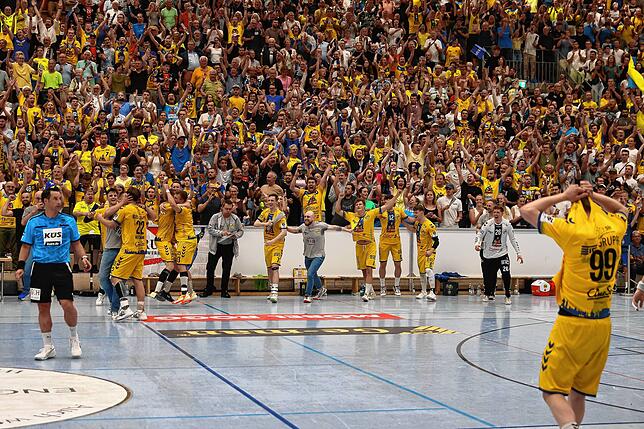 Bild 2: HSG Konstanz feiert den Aufstieg in die 2. Handball-Bundesliga. Bilder vom Spiel gegen Hildesheim