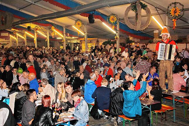 Deftige Speisen und drei Tage musikalische Unterhaltung: Beim Ehinger Herbstfest herrscht im Festzelt jedes Jahr beste Feierlaune.