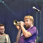 LaBrassBanda-Frontmann Stefan Dettl legte immer wieder kleine Soli mit seiner speziellen Hoch-Es-Trompete mit Drehventilen ein. Vor ...