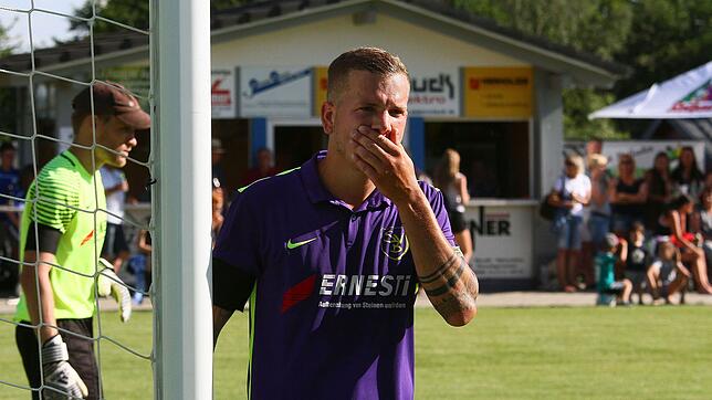 Schwer verletzt: Nach zwölf Minuten wurde Marcel Amann vom SV Buch in der Partie beim FC Zell schwer verletzt und mit Verdacht auf ...