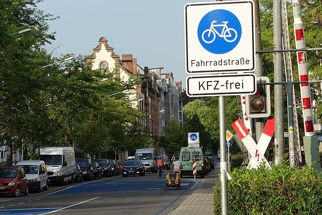 An der Fahrrastraße in Peterhausen hatten Unbekannte im August 2018 aus dem Zusatz „KFZ frei“ ein „KFZ-frei“ ...